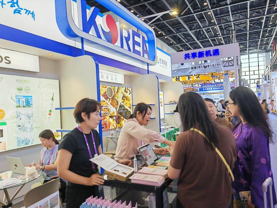 '제23회 CAEXPO' 충남 전시부스에서 관람객들이 스킨케어 제품을 고르고 있다. (사진/신화통신)