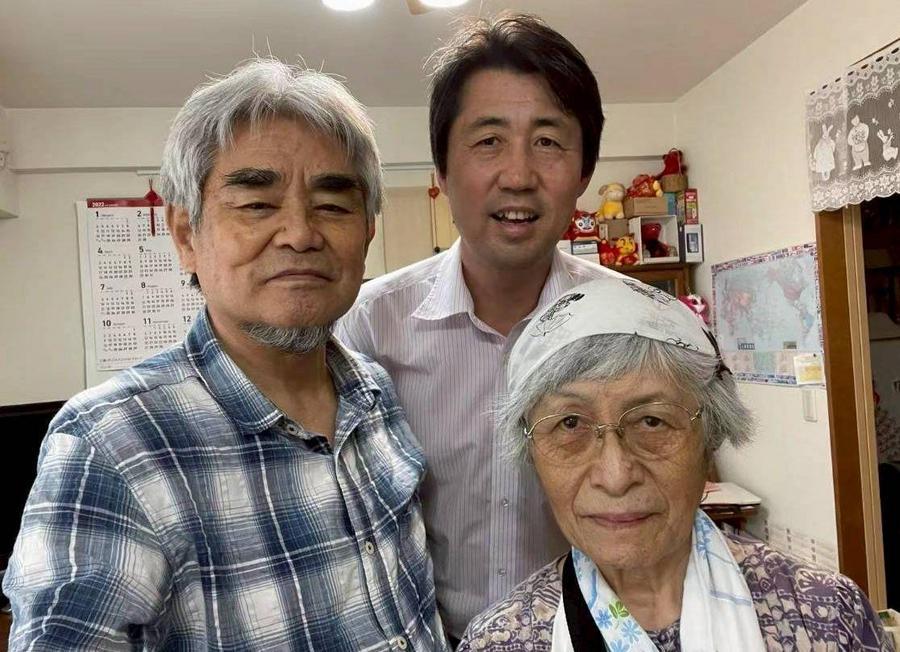 추이쉐썬(崔學森) 다롄(大連)외국어대학 교수(왼쪽 둘째)가 도미이 요시노리(富井義則·왼쪽 첫째)와 함께 기념사진을 찍었다. (취재원 제공)