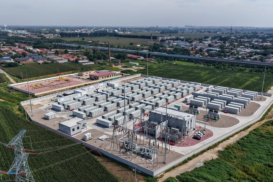 지난 10일 허베이(河北)성 가오이(高邑)현에 있는 300MW(메가와트)급 에너지저장장치(ESS) 발전소를 드론으로 내려다봤다. (사진/신화통신)