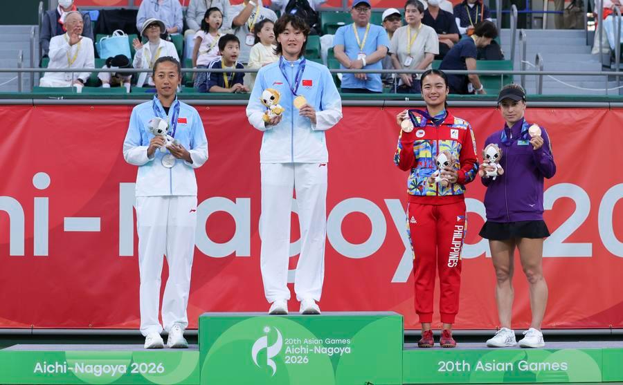 테니스 여자 단식에서 금메달을 딴 중국 왕시위(王曦雨·왼쪽 둘째) 선수, 은메달을 딴 중국 장솨이(張帥·왼쪽 첫째) 선수, 동메달을 딴 카자흐스탄의 율리야 푸틴체바(오른쪽 첫째) 선수∙필리핀 알렉산드라 이알라 선수가 2일 시상대에서 기념촬영을 하고 있다. (사진/신화통신)