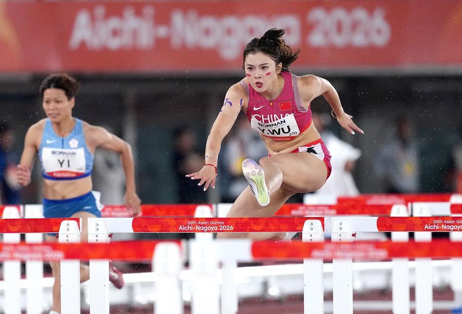 육상 여자 100m 허들 예선이 26일 나고야에서 열렸다. 이날 힘차게 질주하는 중국의 우옌니(吳豔妮) 선수. (사진/신화통신)