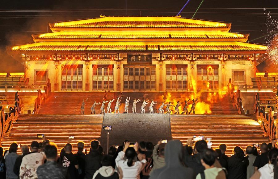 지난 5일 밤 산둥(山東)성 린이(臨沂)시 탄궈(郯國)고성관광지에서 공연을 관람하는 관광객. (사진/신화통신)