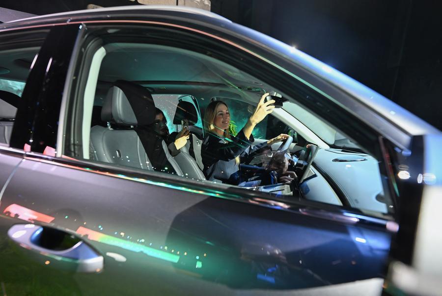 지난 3월 25일 스페인 마드리드에서 지리(吉利·Geely)자동차 시승 체험 중인방문객. (사진/신화통신)