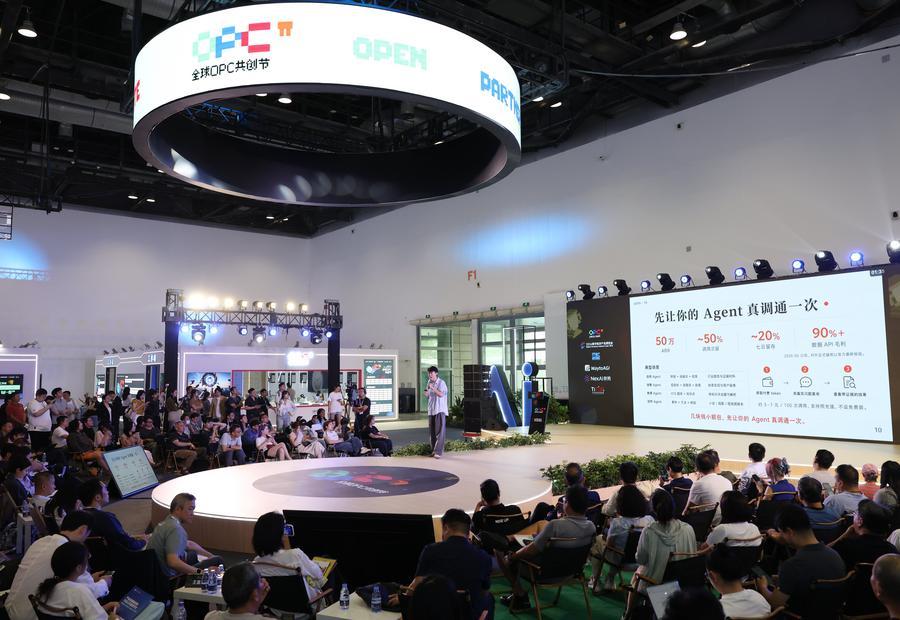 지난 7월 2일 '2026 디지털 경제 산업 박람회' 글로벌 1인 기업(OPC) 공동 창작제'에서 한 참가자가 연설하고 있다. (사진/신화통신)