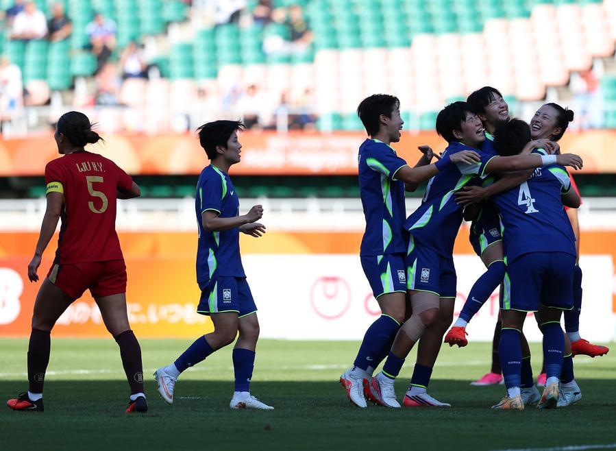 2일 열린 여자 축구 동메달 결정전 중국과 한국의 경기에서 한국 대표팀 노진영(오른쪽 둘째) 선수가 골을 넣은 뒤 동료들과 기뻐하고 있다. (사진/신화통신)