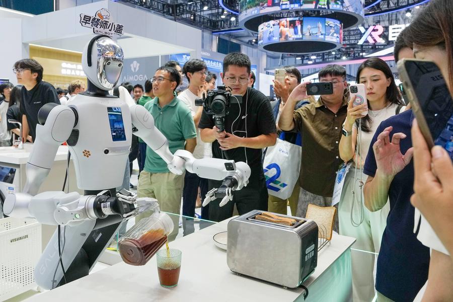 지난달 20일 '2026 세계로봇대회(WRC)'에서 갤봇(GALBOT, 銀河通用)의 로봇이 아침 식사를 준비하는 모습을 시연하고 있다. (사진/신화통신)
