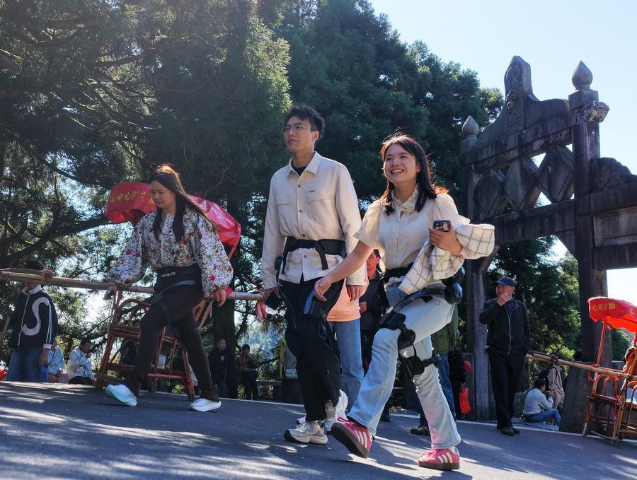 관광객들이 6일 후난(湖南)성 헝양(衡陽)시 난웨(南嶽) 헝산(衡山) 관광지구에서 외골격 로봇을 착용하고 산을 오르고 있다. (사진/신화통신)