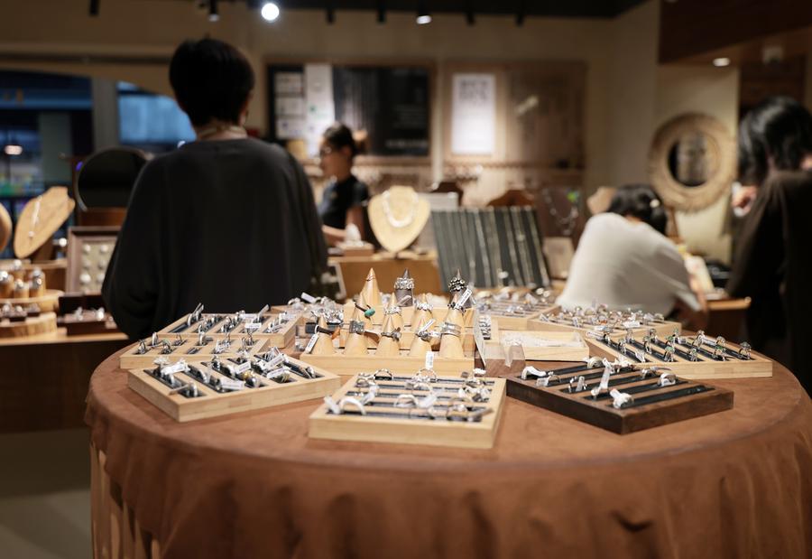 지난달 27일 선양 1905 문화창의단지를 찾은 관광객들이 한 상점에서 액세서리를 고르고 있다. (사진/신화통신)