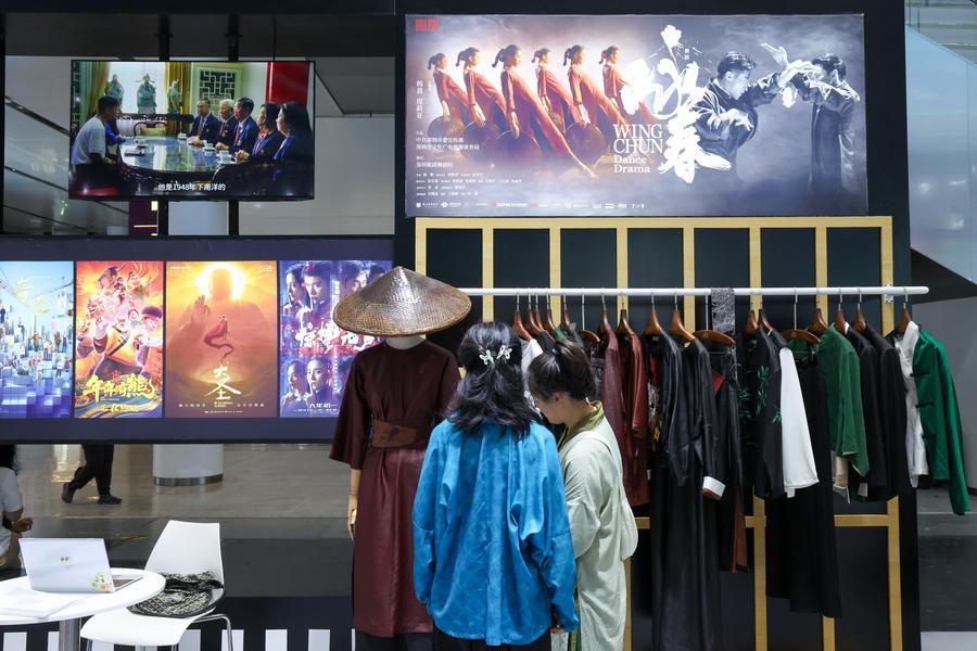 지난 5월 22일 '제22회 중국(선전·深圳) 국제문화산업 박람교역회'에 마련된 '문화창의 중국' 전시구역에서 광둥(廣東)성 선전시의 창작 무용극 '영춘(詠春)'의 굿즈 제품을 구매하는 관람객. (사진/신화통신)