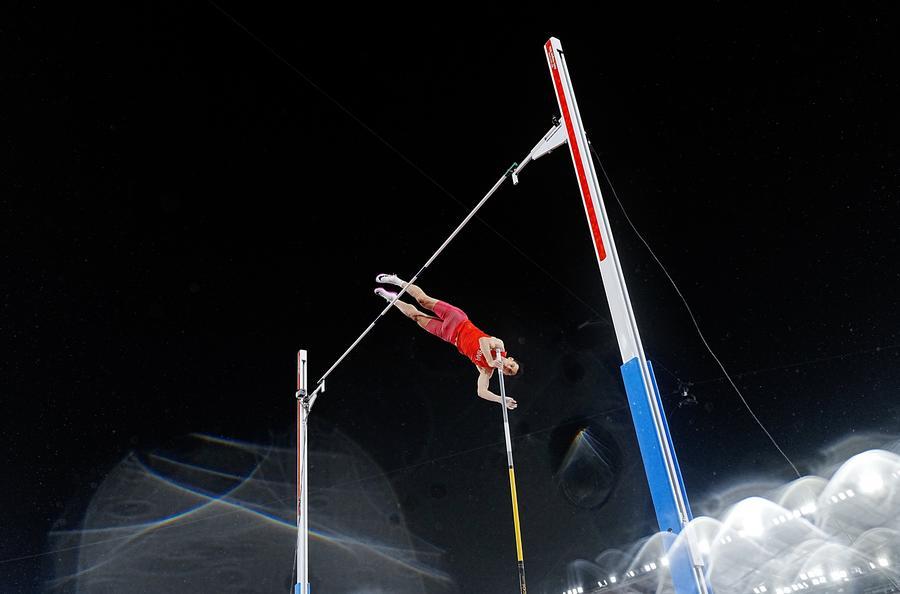 29일 열린 남자 장대높이뛰기 결승에서 중국 선수 야오제(姚捷)와 리천양(李晨洋)이 각각 은메달과 동메달을 획득했다. 이날 결승전에서 높이 날아오르는 야오제 선수. (사진/신화통신)