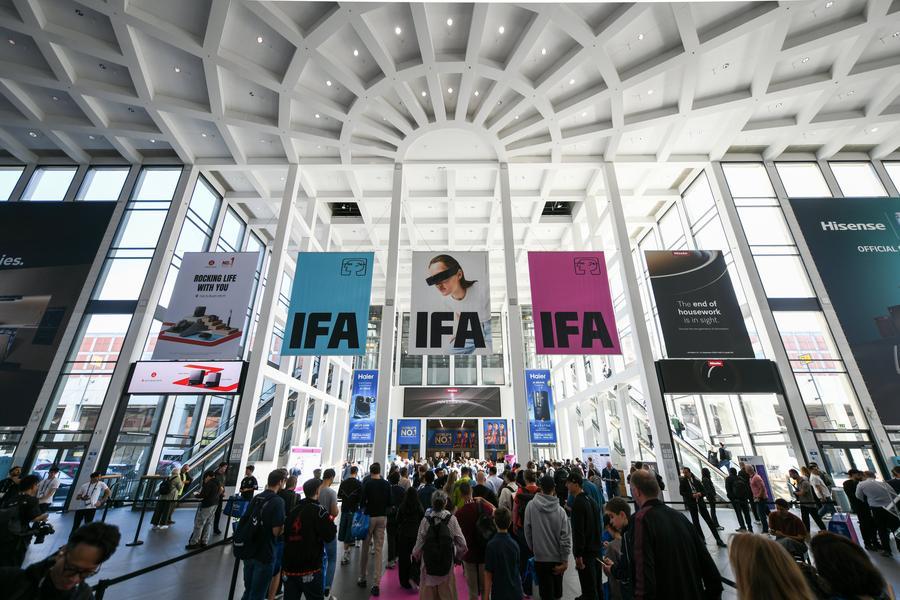 지난 5일 '베를린 국제 가전 박람회(IFA) 2026' 전시장으로 들어서는 사람들. (사진/신화통신)