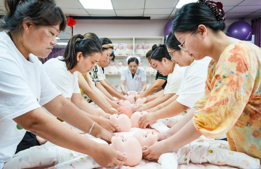 지난 7월 20일 산둥(山東)성 라오링(樂陵)시 여성아동보건원 산모·신생아·가사인재교육센터에서 수강생들이 보육 실무를 배우고 있다. (사진/신화통신)