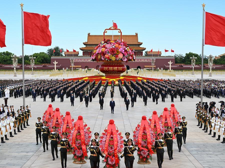 시진핑(習近平)∙리창(李强)∙자오러지(趙樂際)∙왕후닝(王滬寧)∙차이치(蔡奇)∙딩쉐샹(丁薛祥)∙리시(李希)∙한정(韓正) 등 당과 국가 지도자들이 30일 오전 톈안먼(天安門) 광장에 도착해 인민영웅을 위한 헌화식에 참석했다. (사진/신화통신)