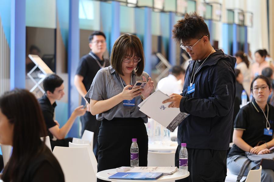 지난 22일 '2026 중국 민영기업 투융자 상담회'에서 참석자들이 이야기를 나누고 있다. (사진/신화통신)