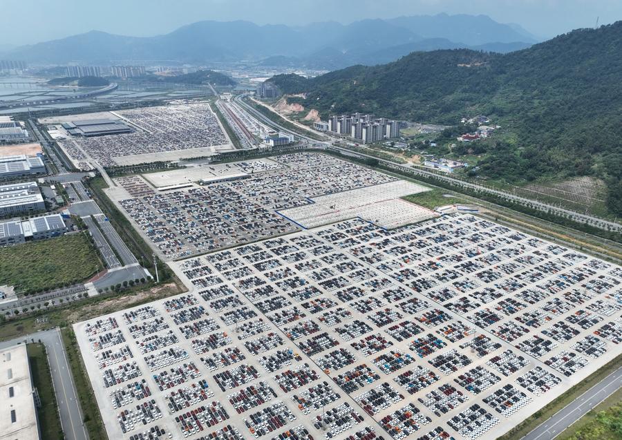 지난 2023년 국가급 '녹색 공장'에 선정된 상하이자동차(上海汽車·SAIC)그룹 승용차 푸젠(福建) 닝더(寧德) 기지에서 출고를 앞둔 차량을 2024년 8월 9일 드론에 담았다. (사진/신화통신)