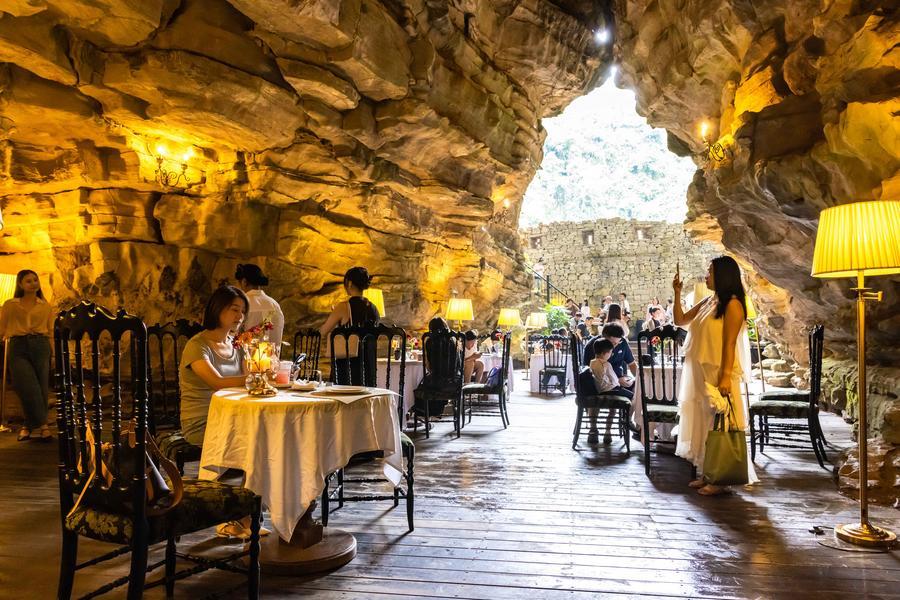 지난달 8일 더위를 피해 구이저우(貴州)성 안순(安順)시 시슈(西秀)구 웡부(翁布)동굴 폭포 카페를 찾은 관광객. (사진/신화통신)