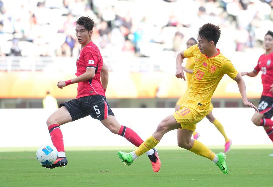 30일 열린 남자 축구 준결승 중국과 한국 경기에서 중국 대표팀의 왕위둥(王鈺棟·오른쪽) 선수가 슛을 날려 득점을 내고 있다. (사진/신화통신)