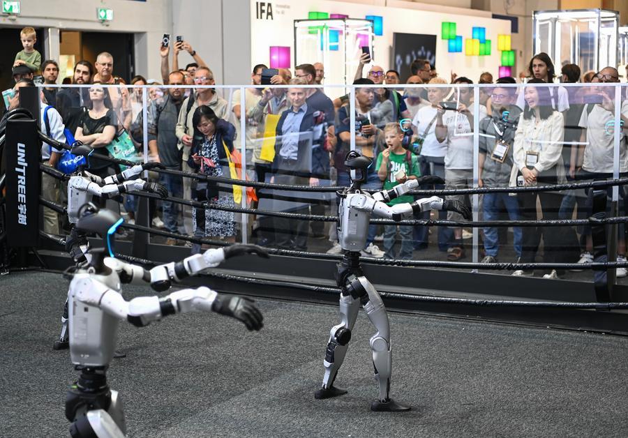 지난 5일 사람들이 'IFA 2026' 위수(宇樹)테크(Unitree Robotics) 부스에서 펼쳐진 로봇 퍼포먼스를 관람하고 있다. (사진/신화통신)