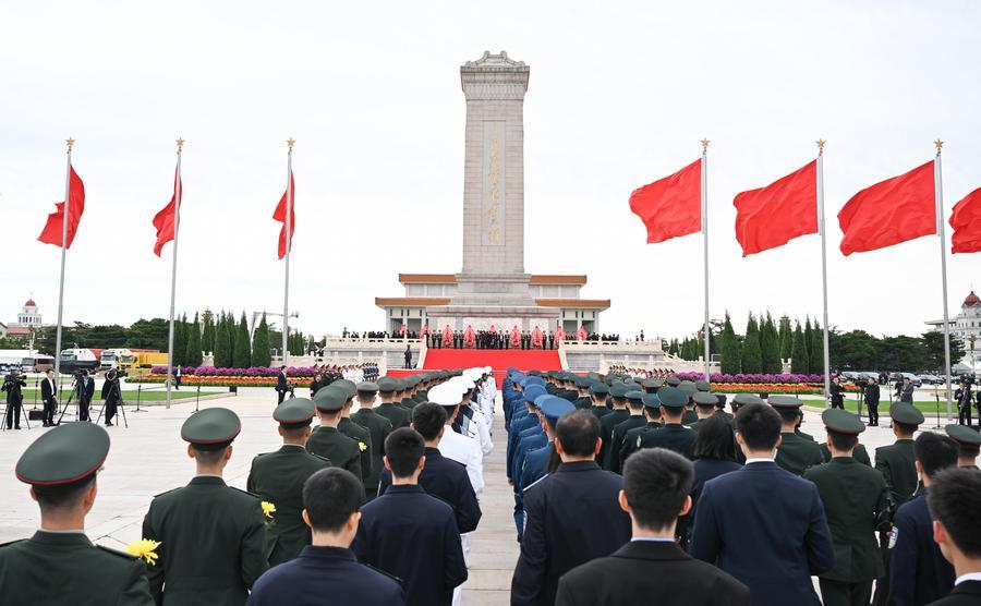 열사기념일을 맞아 인민영웅을 위한 헌화식이 30일 오전 베이징 톈안먼 광장에서 성대하게 열렸다. (사진/신화통신)