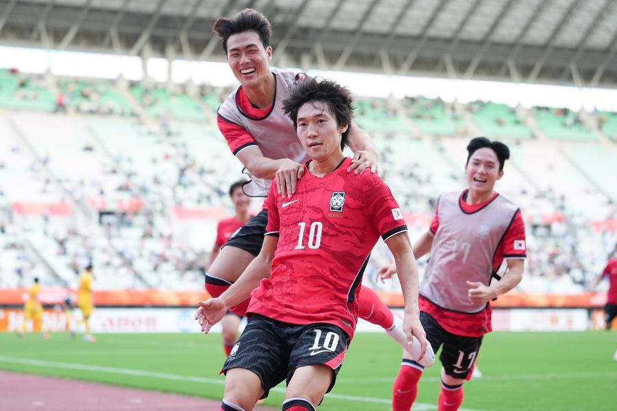 9월 30일 열린 남자 축구 준결승에서 중국 대표팀이 한국 대표팀에 1대2로 패해 결승 진출이 무산됐다. 한국 대표팀 배준호(앞)가 이날 골을 넣은 뒤 세리머니를 하고 있다. (사진/신화통신)