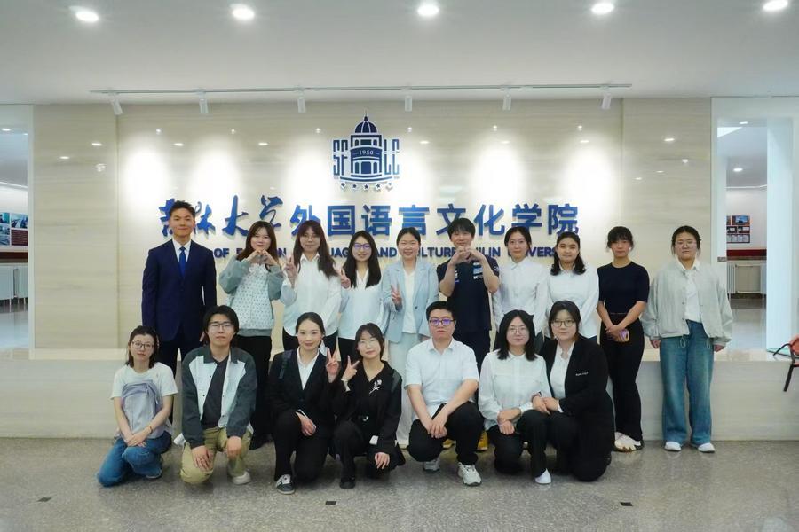 한길로(뒷줄 왼쪽에서 여섯 번째) 부교수가 지린(吉林)대학교 외국어언어문화학원에서 동료, 학생들과 함께 기념사진을 찍고 있다. (취재원 제공)
