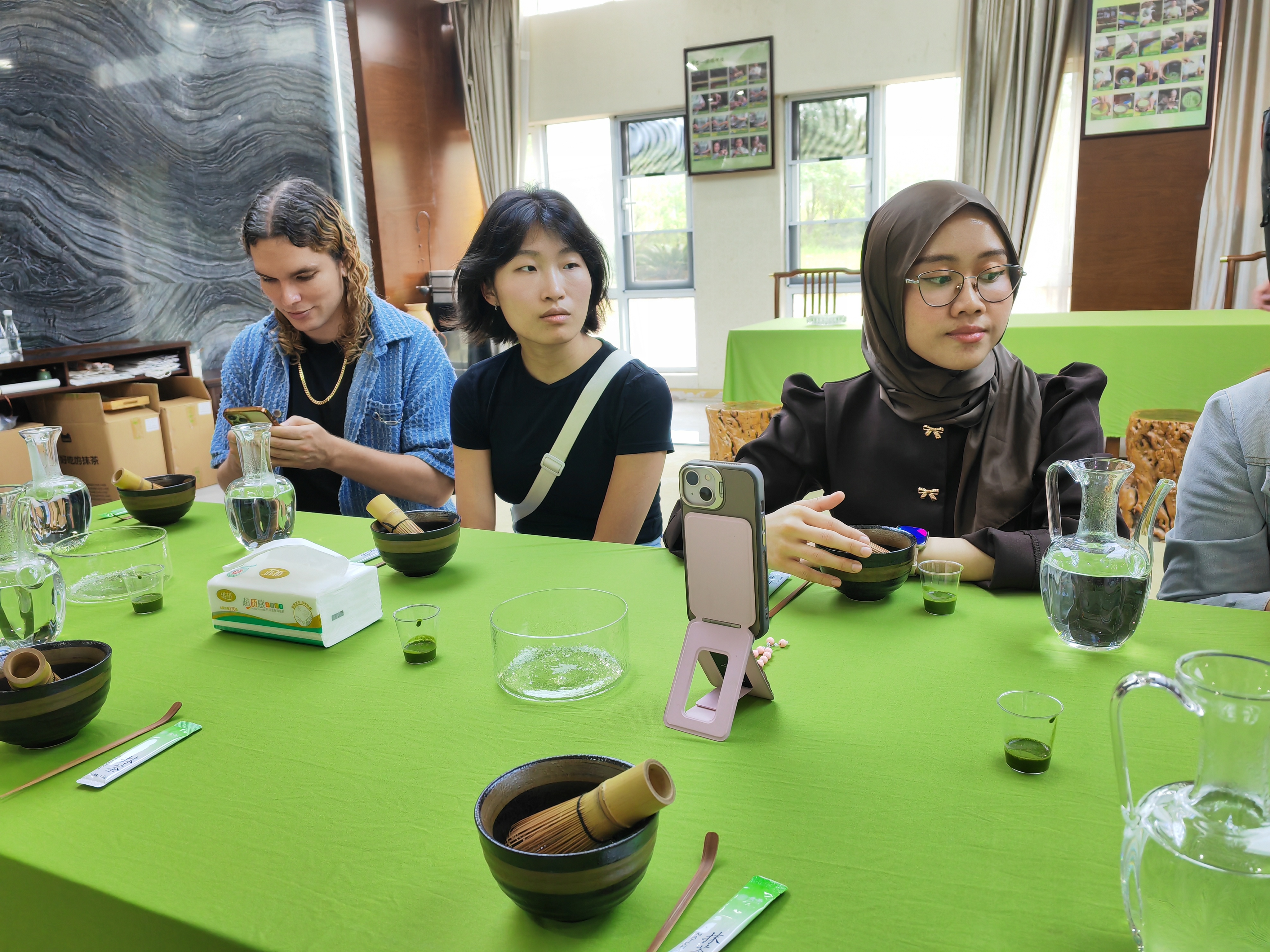 지난 3일 한국인 김지원(가운데) 씨가 구이저우(貴州) 구이차(貴茶)그룹에서 차(茶) 제작 과정을 체험하고 있다. (사진/신화통신)