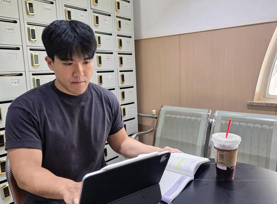 지난 18일 중국어를 공부하고 있는 박대현 씨. (사진/신화통신)