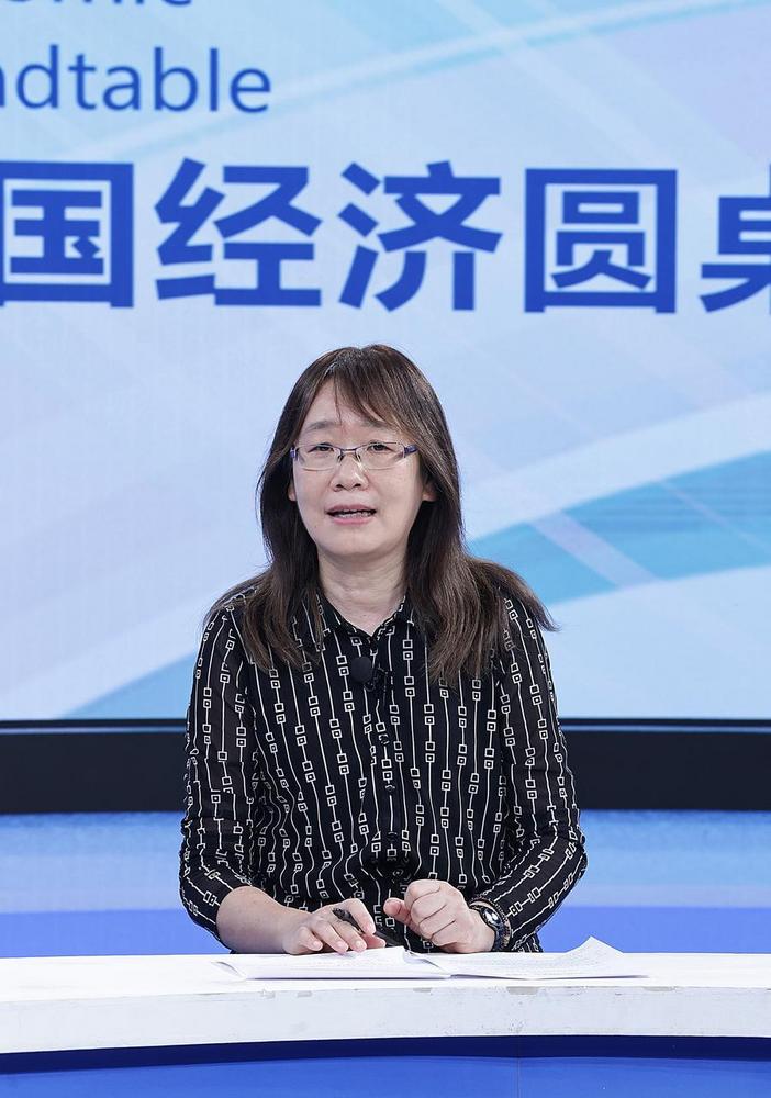 이퉁(伊彤) 베이징시 과학기술연구원 혁신발전전략연구소장이 신화통신의 대형 옴니미디어 인터뷰 프로그램인 '제35기 중국경제원탁회의'에서 발언하고 있다. (사진/신화통신)