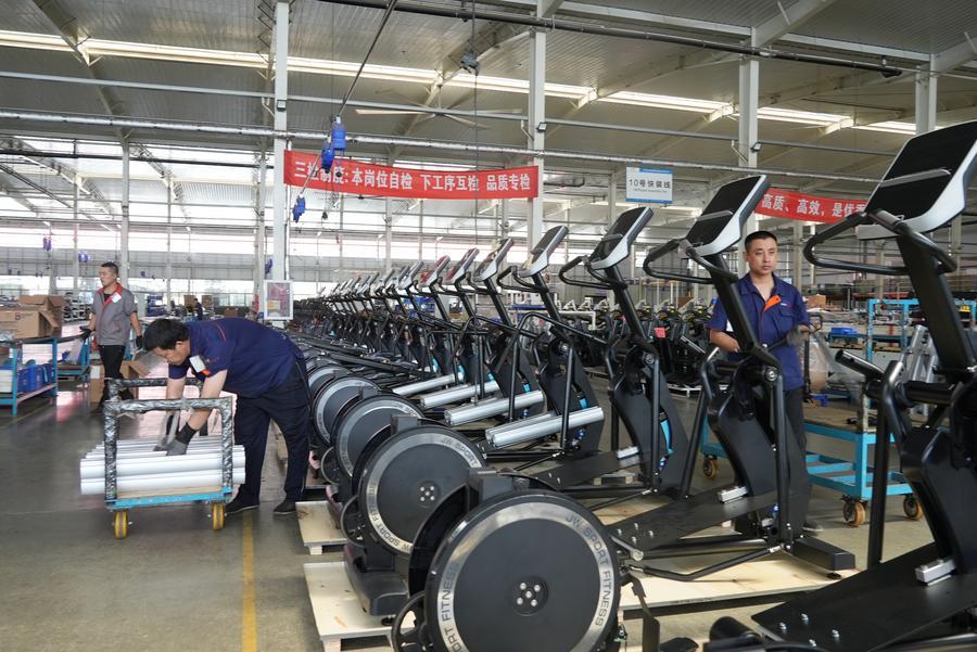 산둥 마이바오허헬스기구회사에서 일립티컬 머신(러닝머신과 자전거 혼합 기구)의 알루미늄 레일 조립 전 점검에 나선 직원. (사진/신화통신)