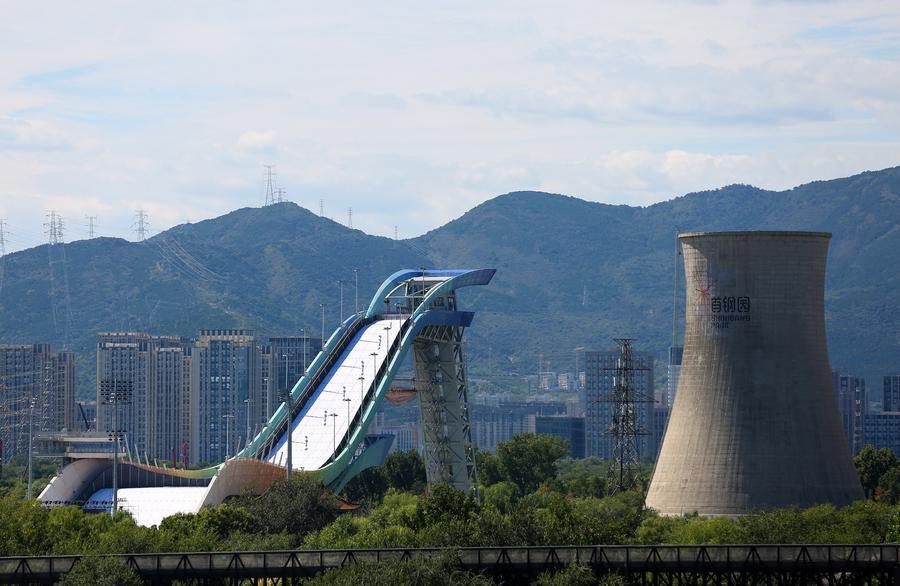 지난 9일 촬영한 대형 점프대와 냉각탑. (사진/신화통신)
