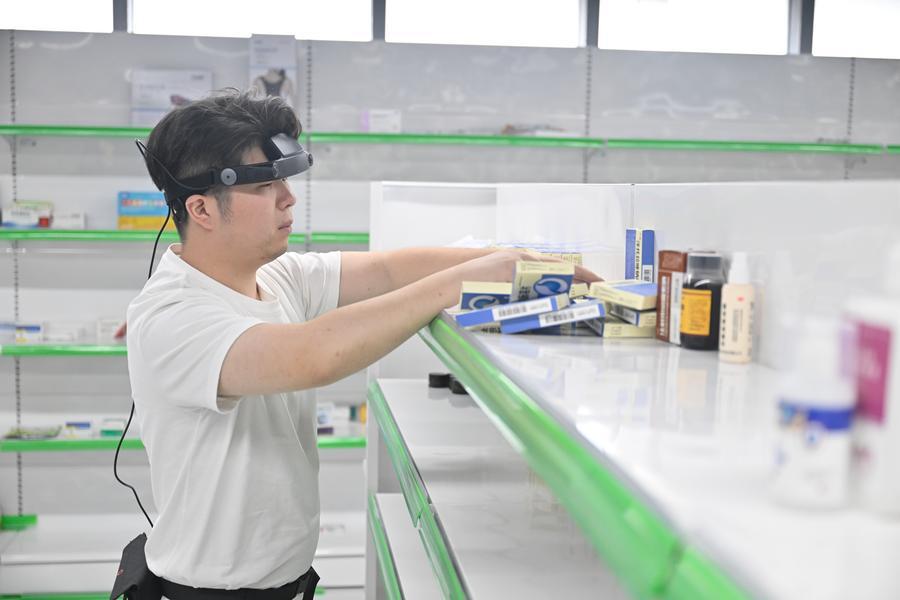 12일 징둥 로봇데이터 수집센터에서 약국 시나리오 데이터를 수집하고 있는 데이터 수집원. (사진/신화통신)
