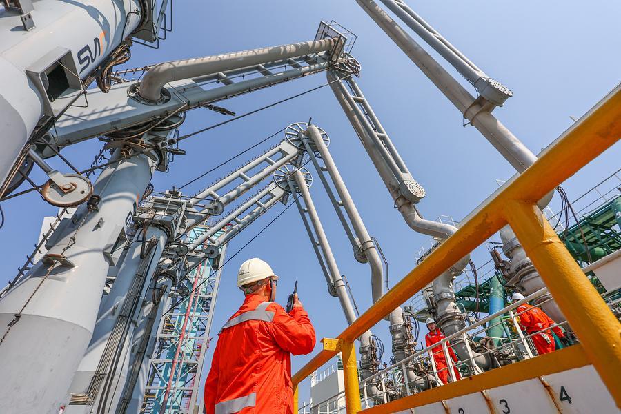 지난달 19일 한 작업자가 중국 국가석유천연가스관망공사(PipeChina) 톈진(天津) LNG 인수기지 부두에서 하역 작업을 지휘하고 있다. (사진/신화통신)