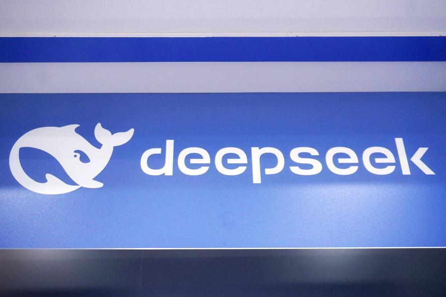 지난 4월 23일 저장(浙江)성 항저우(杭州)시의 한 쇼핑몰에서 포착한 딥시크(DeepSeek·深度求索) 브랜드 로고. (사진/신화통신)