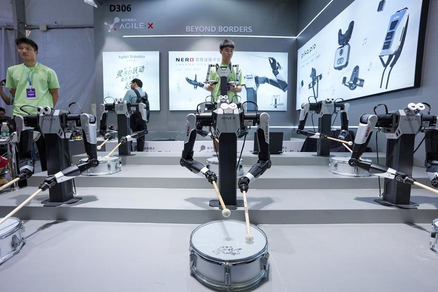 20일 '2026 WRC'에서 쑹링(松靈∙AGILEX)로보틱스 직원이 양팔 원격조작 플랫폼을 시연하고 있다. (사진/신화통신)