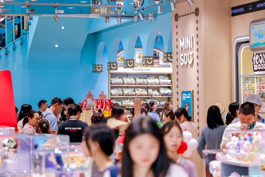 6월 26일 미니소(名創優品, MINISO) 프렌즈 테마 매장을 방문한 고객들이 쇼핑을 하고 있다. (사진/신화통신)