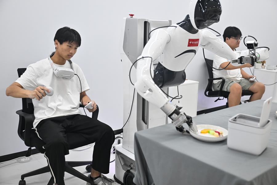 24일 징둥 로봇데이터 수집센터에서 로봇을 훈련시키는 데이터 수집원. (사진/신화통신)