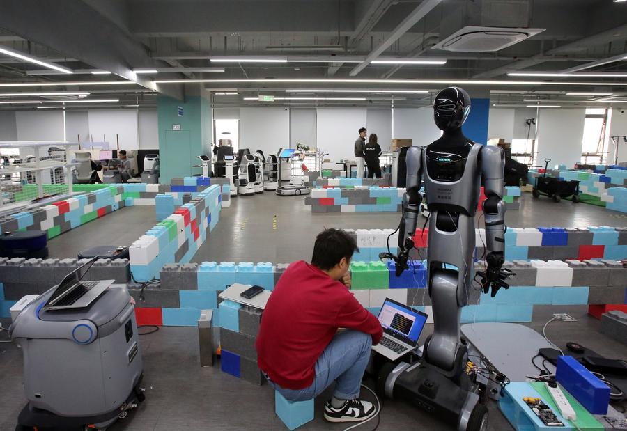 4월 2일 상하이칭랑(擎朗)스마트테크(KEENON Robotics)회사 직원이 휴머노이드 로봇을 테스트하고 있다. (사진/신화통신)