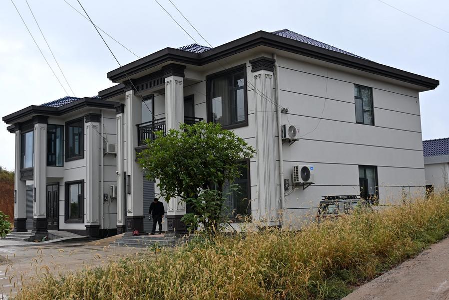 후난(湖南)성 리(澧)현 옌징(鹽井)진에 위치한 장춘팡(張春仿)의 조립식 주택(오른쪽). (사진/신화통신)