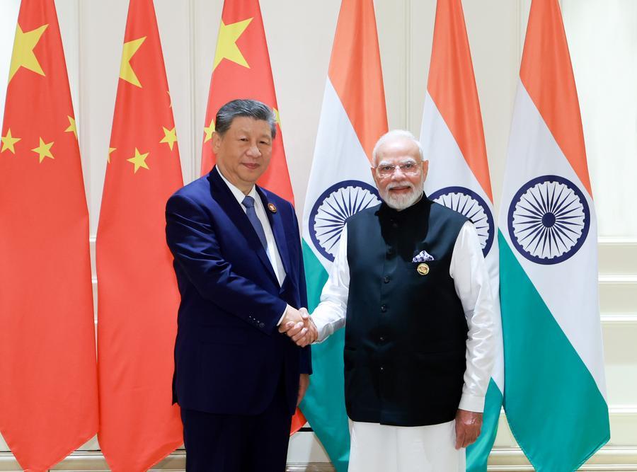 '제18차 브릭스(BRICS) 정상회의'에 참석 중인 시진핑(習近平) 중국 국가주석이 12일 오후 뉴델리에서 나렌드라 모디 인도 총리와 회견했다. (사진/신화통신)
