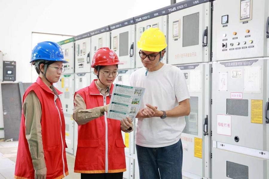 스테이트 그리드(STATE GRID·國家電網) 푸젠(福建)전력회사 서비스팀이 기업 관계자에게 태양광 계통연결 안전 관련 사항을 설명하고 있다. (사진/신화통신)
