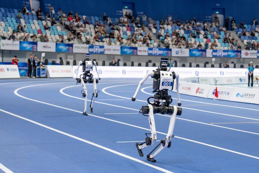 톈궁(天工)팀 로봇이 25일 4×100m 계주 결승전에 출전해 2분20초79의 기록으로 1위를 차지했다. (사진/신화통신)