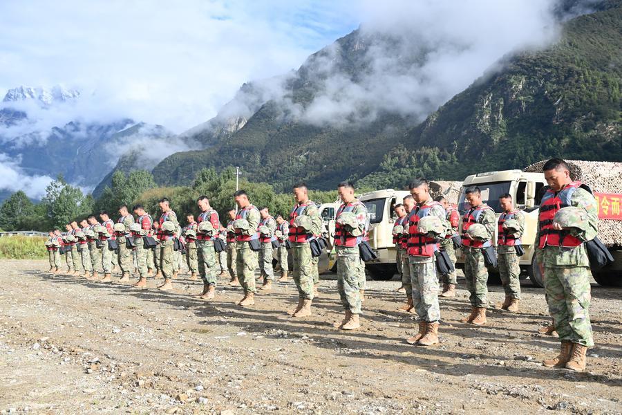1일 시짱 르카쩌 군분구(軍分區) 관병들이 한 비상대기 기지에서 묵념하고 있다. (사진/신화통신)