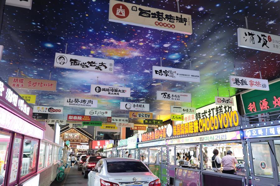 지난 7월 29일 랴오닝(遼寧)성 선양(瀋陽)시 서탑(西塔)거리에서 포착한 맛집 간판들. (사진/신화통신)