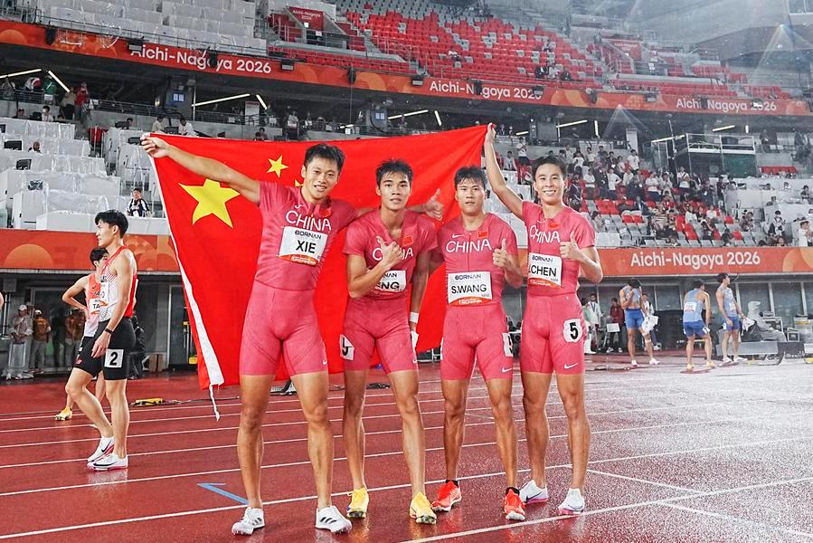 28일 육상 남자 4X100m 계주 결승에서 중국 대표팀이 금메달을 따냈다. 이날 우승을 축하하는 중국 선수들. (사진/신화통신)