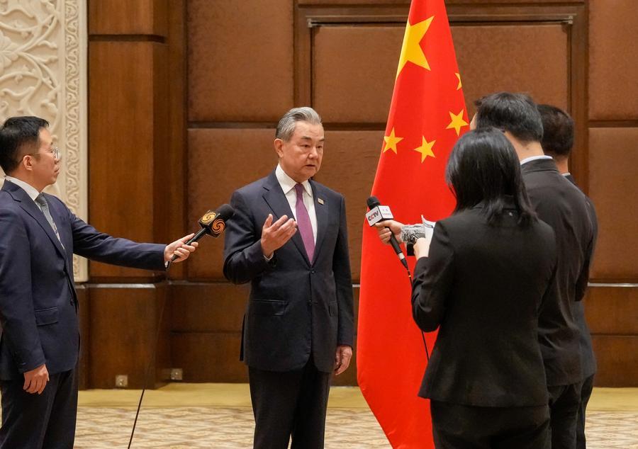 시진핑(習近平) 중국 국가주석의 '제18차 브릭스(BRICS) 정상회의' 참석 일정을 마무리하며 왕이(王毅) 중국공산당 중앙정치국 위원이자 외교부장이 수행 기자들에게 이번 방문 내용을 설명했다. (사진/신화통신)