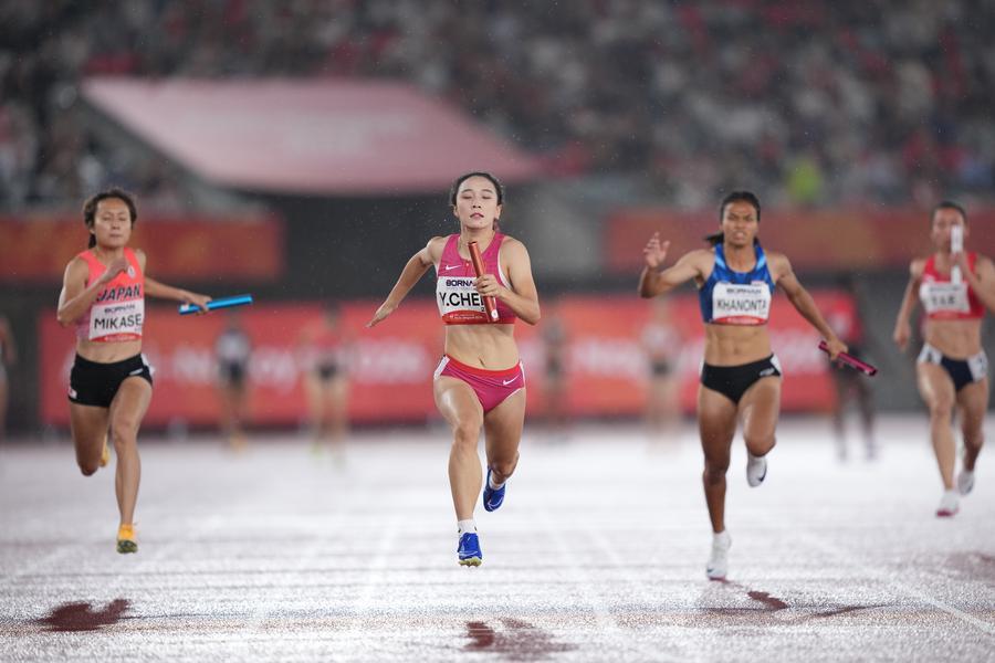 28일 육상 여자 4X100m 계주 결승에서 중국 대표팀이 금메달을 차지했다. 이날 트랙을 달리는 중국 천위제(陳妤頡·왼쪽 둘째) 선수. (사진/신화통신)