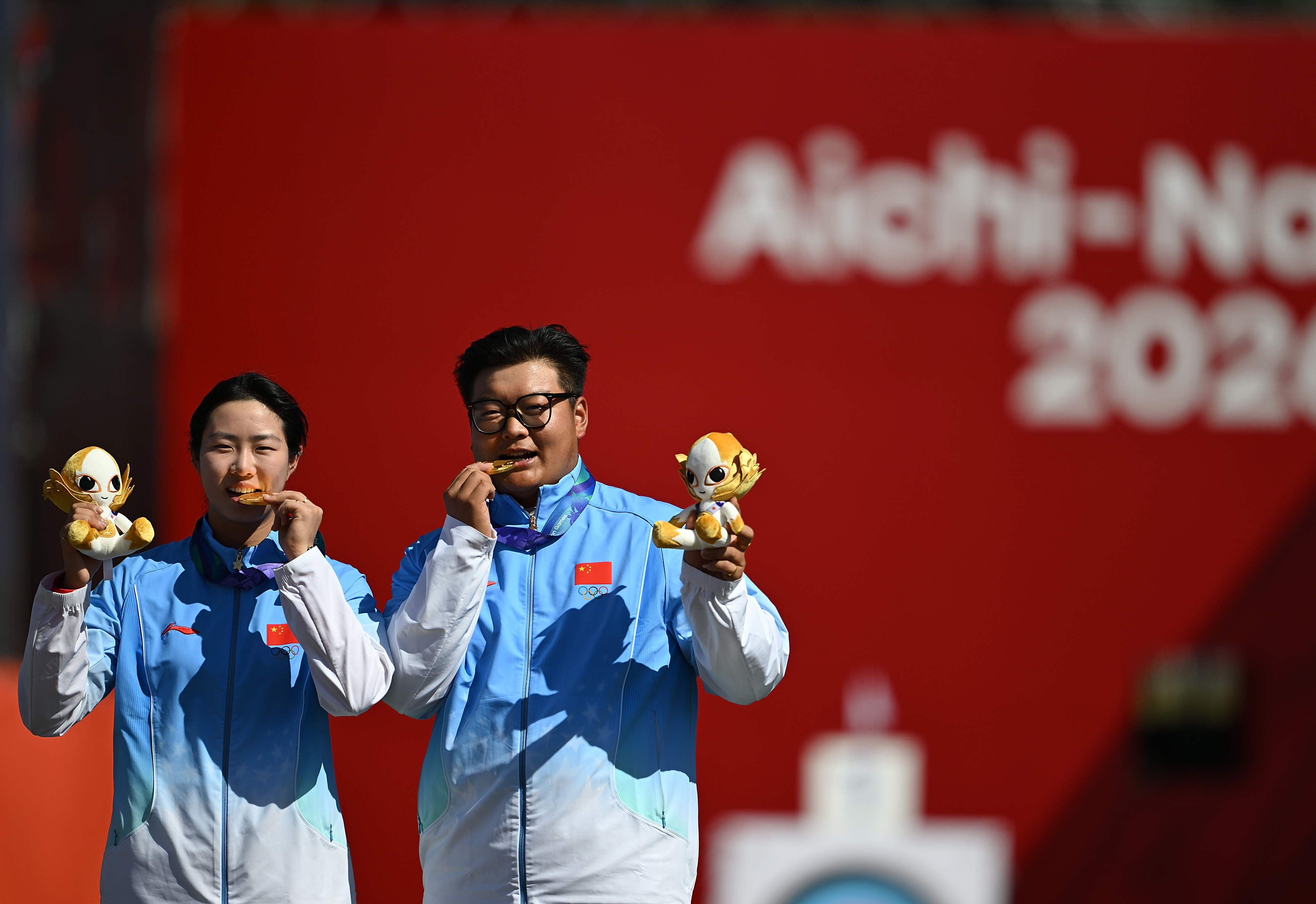 2일 열린 양궁 리커브 혼성 단체전에서 중국 대표팀이 결승전에서 인도를 꺾고 금메달을 거머쥐었다. 이날 시상대에 오른 리멍치(李夢麒·왼쪽)∙주징이(朱靜怡) 선수. (사진/신화통신)