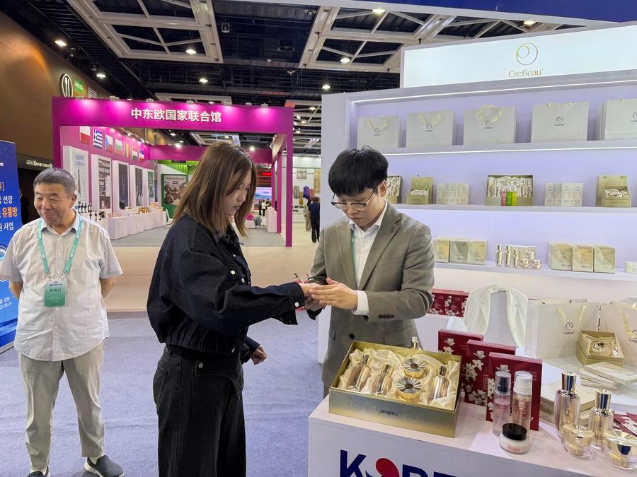 류회림 끄레뷰 코스메틱 중국사업 지사장(오른쪽 첫째)이 소비자에게 제품을 테스트하고 있다. (사진/신화통신)