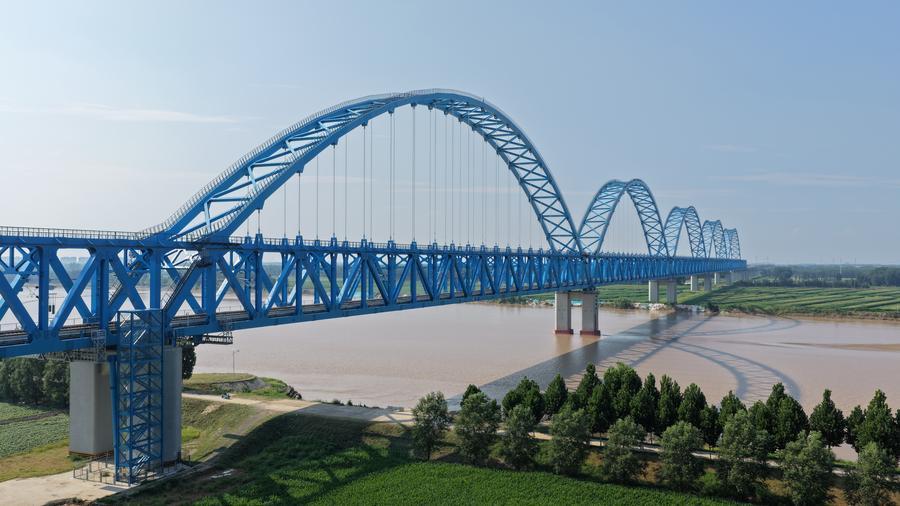 징강(京港, 베이징~홍콩) 고속철도 슝안(雄安)~상추(商丘) 구간의 타이첸(台前) 황허(黃河)철로대교. (중국철로설계그룹 제공)