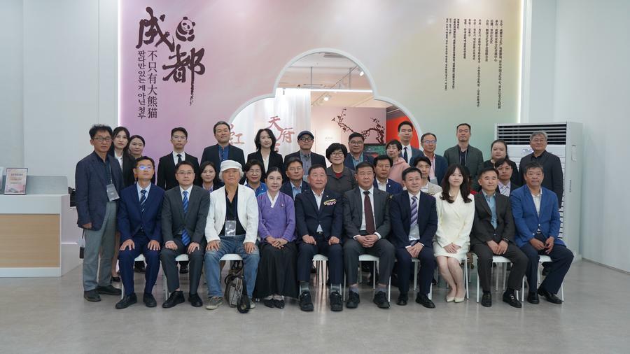 '판다만 있는 게 아닌, 청두!' 문화관광 홍보 행사와 '금강쌍벽(錦江雙璧)·천부만상(天府萬象)' 서화 연합전 개막식에서 귀빈들이 기념촬영을 하고 있다. (사진/신화통신)